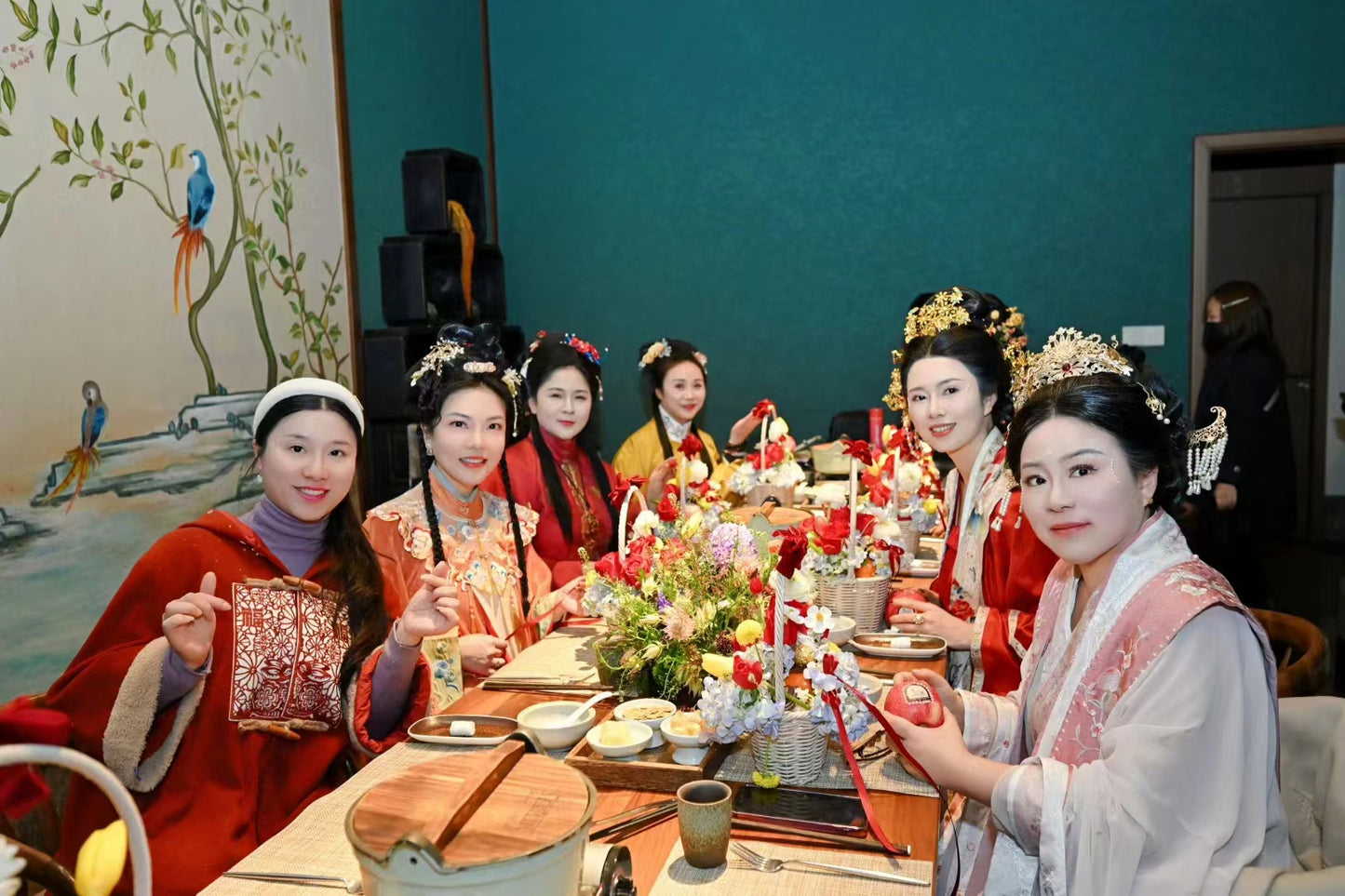 Song Dynasty Hanfu Set | Bright red wide-sleeved shirt + gradient horse-face skirt, Song Dynasty style restoration traditional Chinese dress 