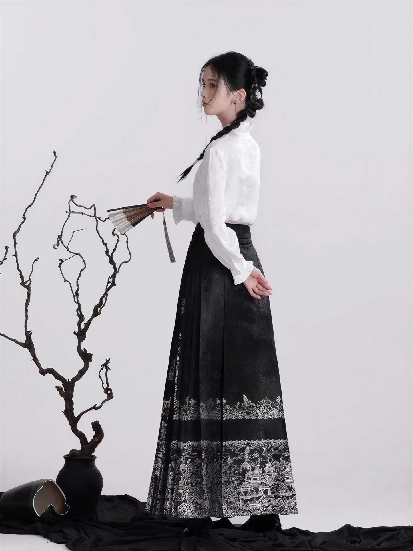 Traditional Chinese horse-face skirt | Black and white retro art print (modern retro style) 