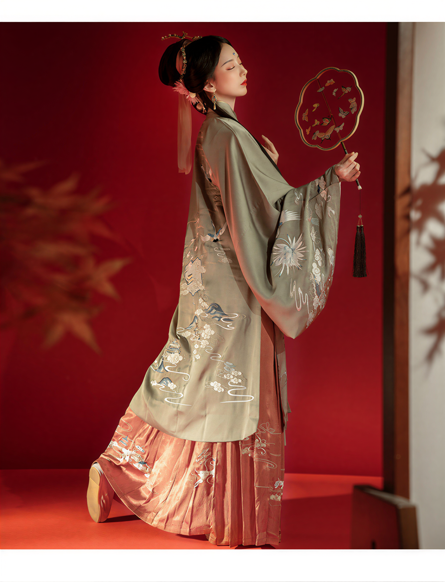 Mist-shrouded crane-patterned blue-gray Ming-style Hanfu vermilion red horse-face skirt 
